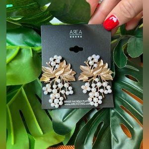 Unique New pearls and gold earrings. Beautiful leaves 🍃.